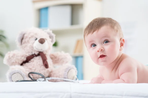 Hübsches Kind auf der Couch liegend — Stockfoto