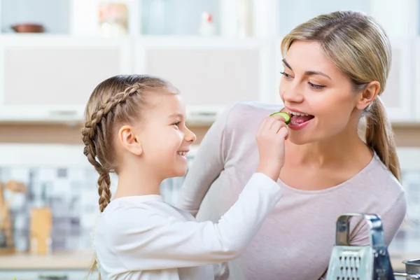 Mutter und ihre Tochter kochen — Stockfoto