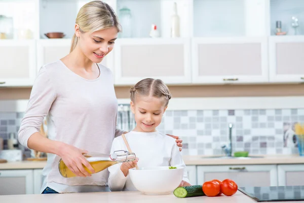 Матір з донькою приготування їжі на кухні — стокове фото
