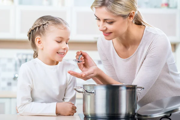 Madre positiva y su hija cocinando —  Fotos de Stock