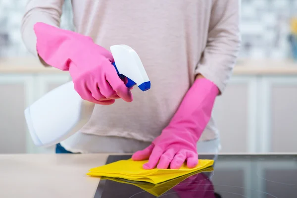 Menina limpando a cozinha — Fotografia de Stock