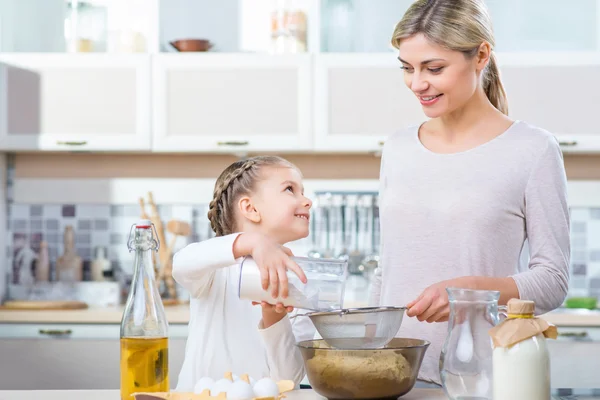 Mãe e sua filha fazendo massa — Fotografia de Stock