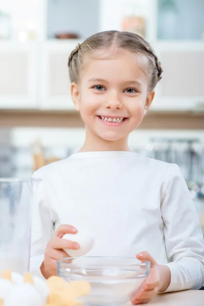 Kleines Mädchen kocht — Stockfoto