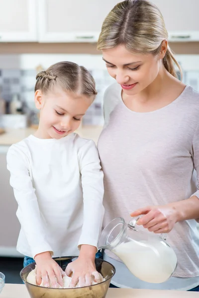 Матері і малою донькою, приготування їжі — стокове фото