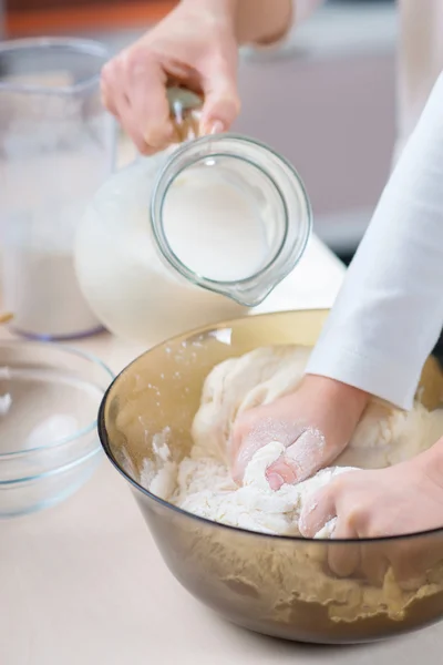 Mamma och hennes lilla dotter matlagning — Stockfoto