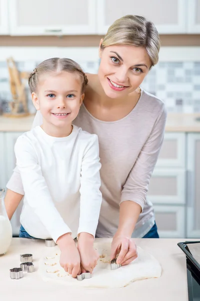 Mamma och hennes lilla dotter matlagning — Stockfoto