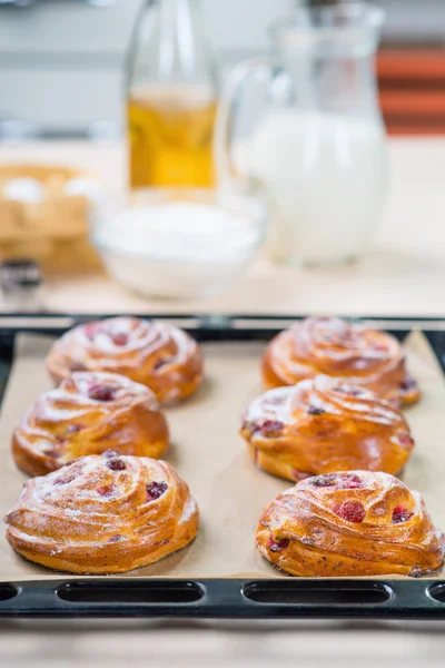 Baking tray with buns standing on the table — Stock Photo, Image