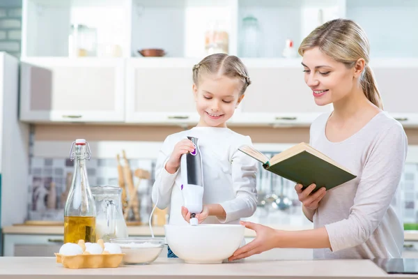 Mãe e sua filha cozinhar — Fotografia de Stock