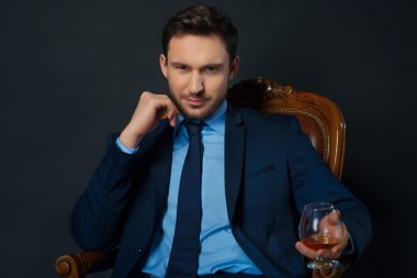 Yakışıklı işadamı içme alkol