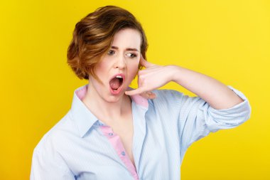 Genç çekici kadın.