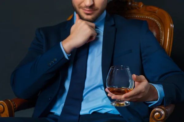 Hombre de negocios guapo bebiendo alcohol — Foto de Stock