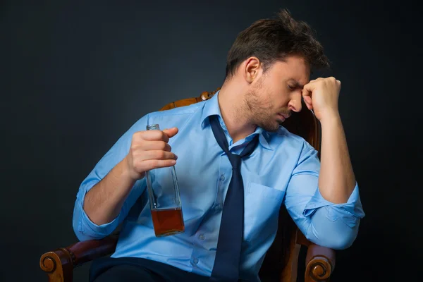 Drunk man drinking alcohol — Stock Photo, Image