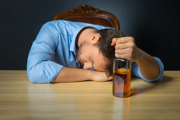 Sarhoş adam masada içme alkol — Stok fotoğraf
