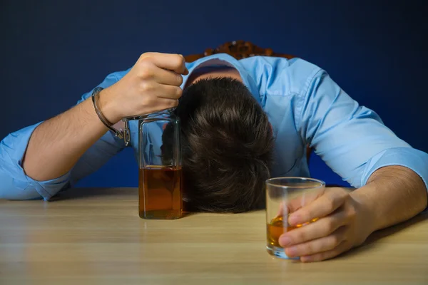 Drunk man drinking alcohol at the table — Stock Photo, Image