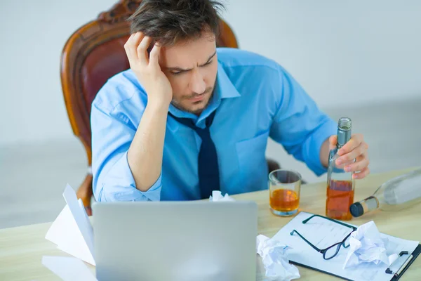 Hombre borracho bebiendo alcohol mientras trabaja —  Fotos de Stock