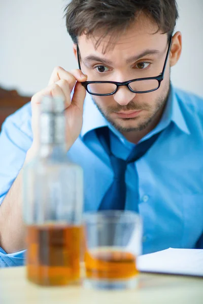 Opilý muž pití alkoholu při práci — Stock fotografie