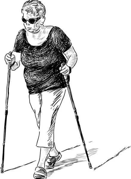 Пожилая женщина на нордической прогулке — стоковый вектор