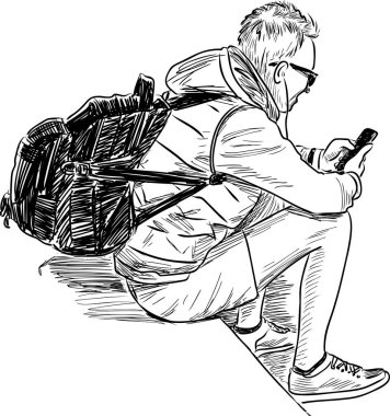 Sırt çantalı turist çizimi. Oturup akıllı telefona bakıyor.