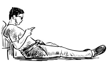 Açık havada oturan ve akıllı telefona bakan genç bir kasaba adamı çizimi.