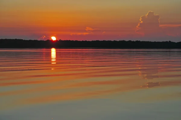 Lever de soleil avec réflexion sur l'eau calme — Photo