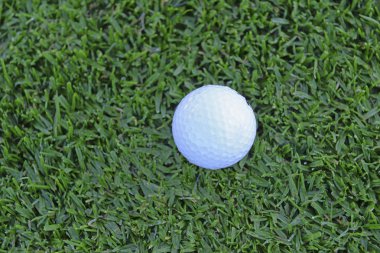 Golf topu ve Flagstick yeşil koyarak Mancured çim