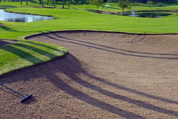 Golf sahasında Fairway manikürlü yeşil çim — Stok fotoğraf