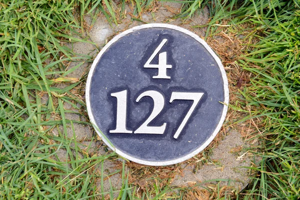Távolság yardage markerek a golfpályán — Stock Fotó