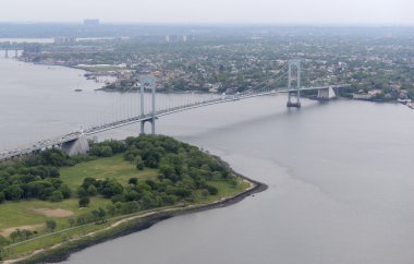 Trafik ve Trump golf sahası ile Whitestone Köprüsü havadan görünümü, New York