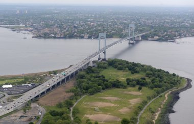 Trafik ve Trump golf sahası ile Whitestone Köprüsü havadan görünümü, New York
