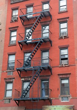 Yangın kaçış merdiven dış Bina Tuğla üzerinde