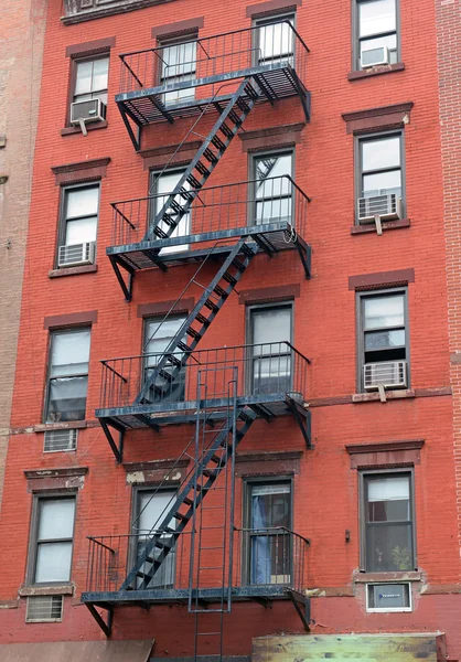 Fire escape trappan på tegelbyggnaden exteriör — Stockfoto