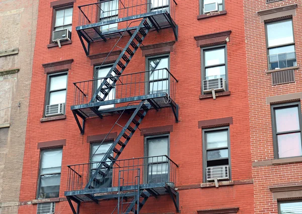 Escalera de escape de incendios en el exterior del edificio de ladrillo —  Fotos de Stock