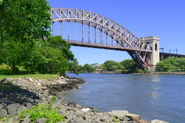 New York'ta cehennem Gate Köprüsü (Doğu Nehri kemer Köprüsü) — Stok fotoğraf