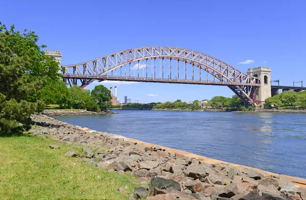 New York'ta cehennem Gate Köprüsü (Doğu Nehri kemer Köprüsü) — Stok fotoğraf