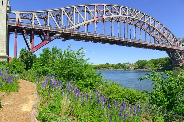 New York'ta cehennem Gate Köprüsü (Doğu Nehri kemer Köprüsü) — Stok fotoğraf