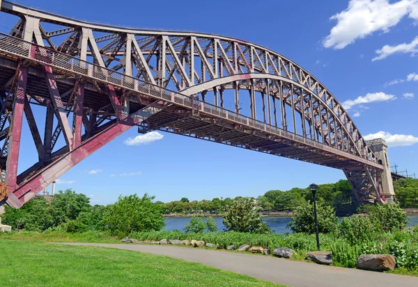 New York'ta cehennem Gate Köprüsü (Doğu Nehri kemer Köprüsü) — Stok fotoğraf