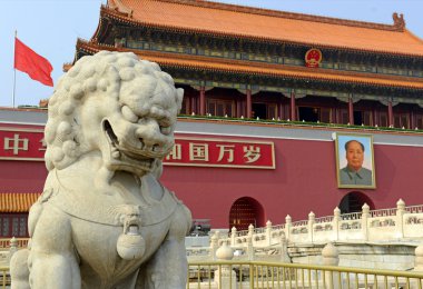 Tiananmen kule Tiananmen Meydanı'nda halk kahramanları bir anıt ve Yasak Şehir ön kapıya bulunan başkent, Beijing, Çin.