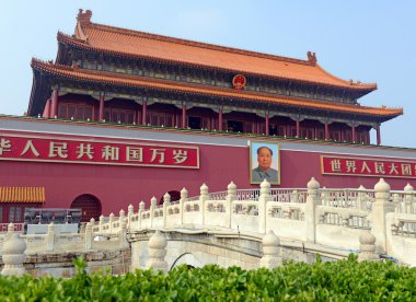 Tiananmen kule Tiananmen Meydanı'nda halk kahramanları bir anıt ve Yasak Şehir ön kapıya bulunan başkent, Beijing, Çin.