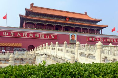 Tiananmen kule Tiananmen Meydanı'nda halk kahramanları bir anıt ve Yasak Şehir ön kapıya bulunan başkent, Beijing, Çin.