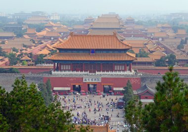 Tiananmen Meydanı'nın başkenti Pekin, Çin arkasında yer alan yasak şehir.