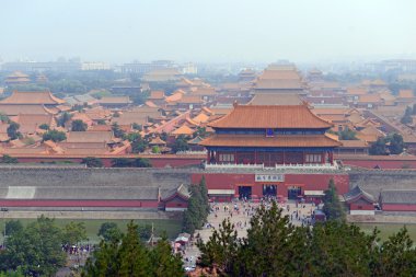 Tiananmen Meydanı'nın başkenti Pekin, Çin arkasında yer alan yasak şehir.