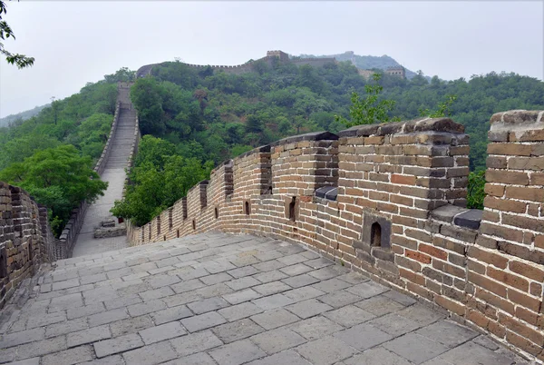 Grote muur van China bovenop de bergen in het bos, met luchtverontreiniging en smog, China — Stockfoto