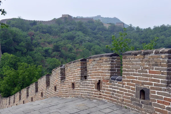 Grande Muraille de Chine au sommet des montagnes dans la forêt, montrant la pollution atmosphérique et le smog, Chine — Photo