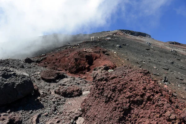 Terrein op klimmen route op Mount Fuji, een symmetrische vulkaan en de hoogste piek in Japan die tot de meest populaire bergen in de wereld behoort te beklimmen — Stockfoto