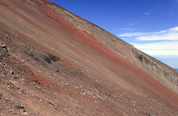 Terrain sur la route d'escalade sur le mont Fuji, un volcan symétrique et le plus haut sommet du Japon qui est l'une des montagnes les plus populaires au monde à escalader — Photo