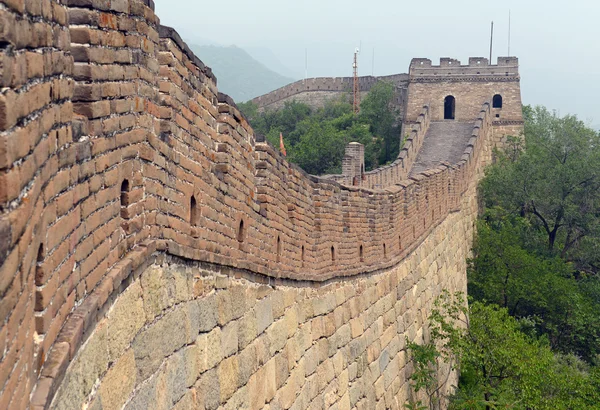 Great Wall of China atop the mountains in the forest, showing air pollution and smog, China — Stock Photo, Image