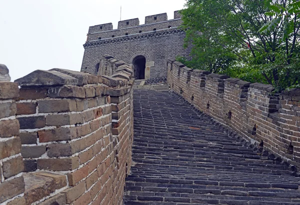 Grande Muraille de Chine au sommet des montagnes dans la forêt, montrant la pollution atmosphérique et le smog, Chine — Photo