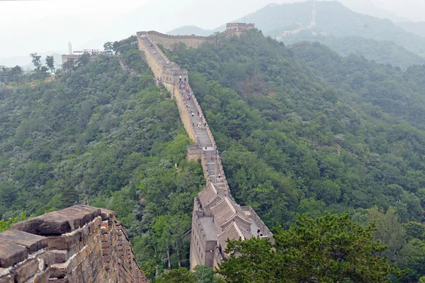 Grote muur van China bovenop de bergen in het bos, met luchtverontreiniging en smog, China — Stockfoto