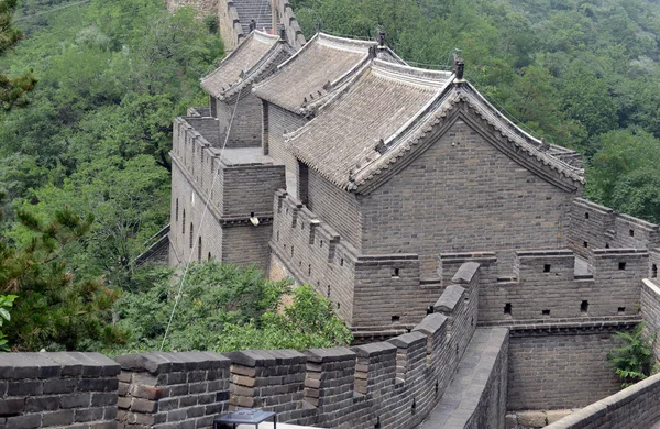 Grote muur van China bovenop de bergen in het bos, met luchtverontreiniging en smog, China — Stockfoto