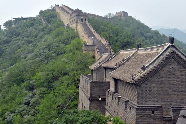 Grande Muraille de Chine au sommet des montagnes dans la forêt, montrant la pollution atmosphérique et le smog, Chine — Photo